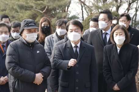 윤보선 묘 찾은 안철수 “어느 후보도 안 찾아…놀랐다”