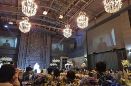 “결혼식에 신랑이 없다”…코로나 확진돼 화상으로 출연한 남성