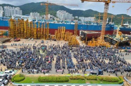 대우조선 앞…민노총 ‘파업 지지’ 집회 vs 직원 맞불시위