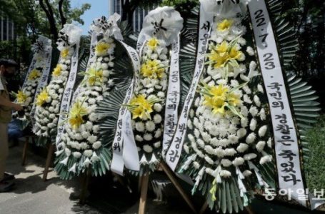 경찰청에 도착한 근조 화환…‘국민의 경찰은 죽었다’[청계천 옆 사진관]