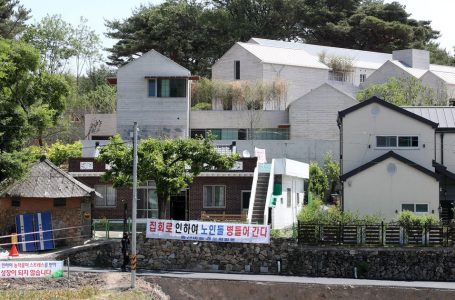 文사저 앞 확성기 시위 유튜버… 그 누나, 대통령실 근무 논란