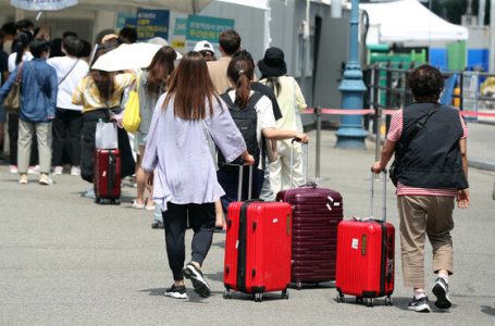 ‘8월정점’ 들어맞나, 확산세 9주만에 꺾여…가을 방역 ‘개량 백신’이 관건