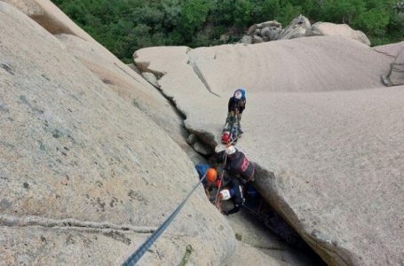 주말 설악산서 산악사고 잇따라…암벽 타던 50대 1명 사망