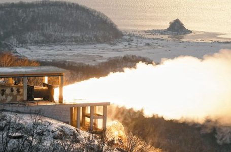 “北, 동해상 탄도미사일 2발 발사… 고체 연료 사용 가능성”