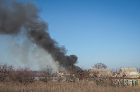 러시아군 우크라이나 동부 도시 공격으로 3명 사망