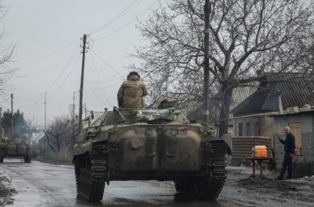 러시아군 격전지 바흐무트 '3면 포위' 속 우크라이나 증원 병력 파견…퇴각설 잇따라