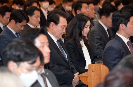 [포토] 기도하는 윤석열 대통령과 김건희 여사 : 교계교단 : 종교신문 1위 크리스천투데이