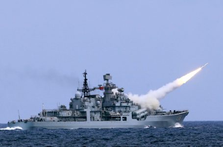 일본 "중국 군함 5척 일본 에워싸고 항해"  