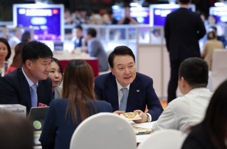 “베트남은 기회의 땅”… 尹, 205개 기업과 ‘K산업 쇼케이스’