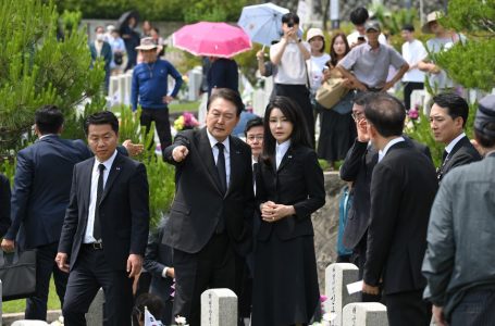 尹, 베트남전·대간첩 전사자 묘역 깜짝 방문… 유족 “살다 보니 이런 날이”