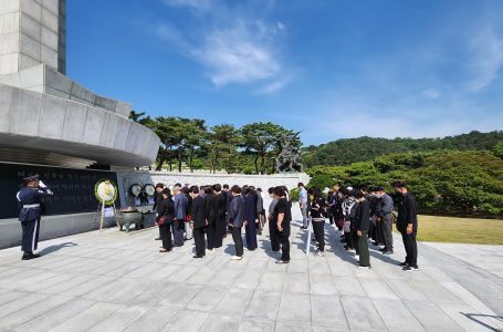 탈북자들, 현충원 헌화… “다시는 비극 없길” : 사회 : 종교신문 1위 크리스천투데이