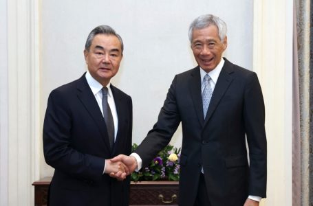 왕이 중국 외교부장, 싱가포르 총리 만나
