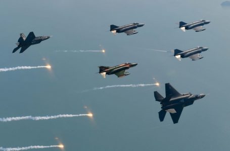 F-4E ‘팬텀’ 고별 국토비행…“고생많으셨다” 후배 KF-21도 함께｜동아일보