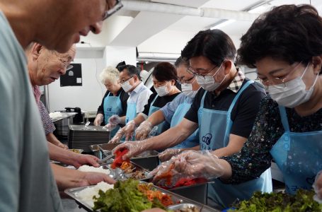 “아픔 넘어 소망을”… 한기총, 폭염 속 노숙인 배식봉사